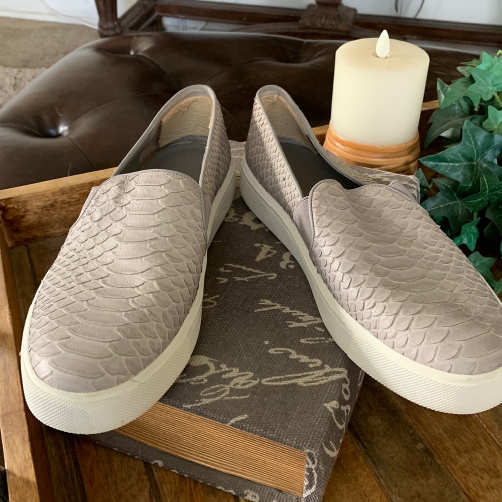 Vince leather snake like, grey